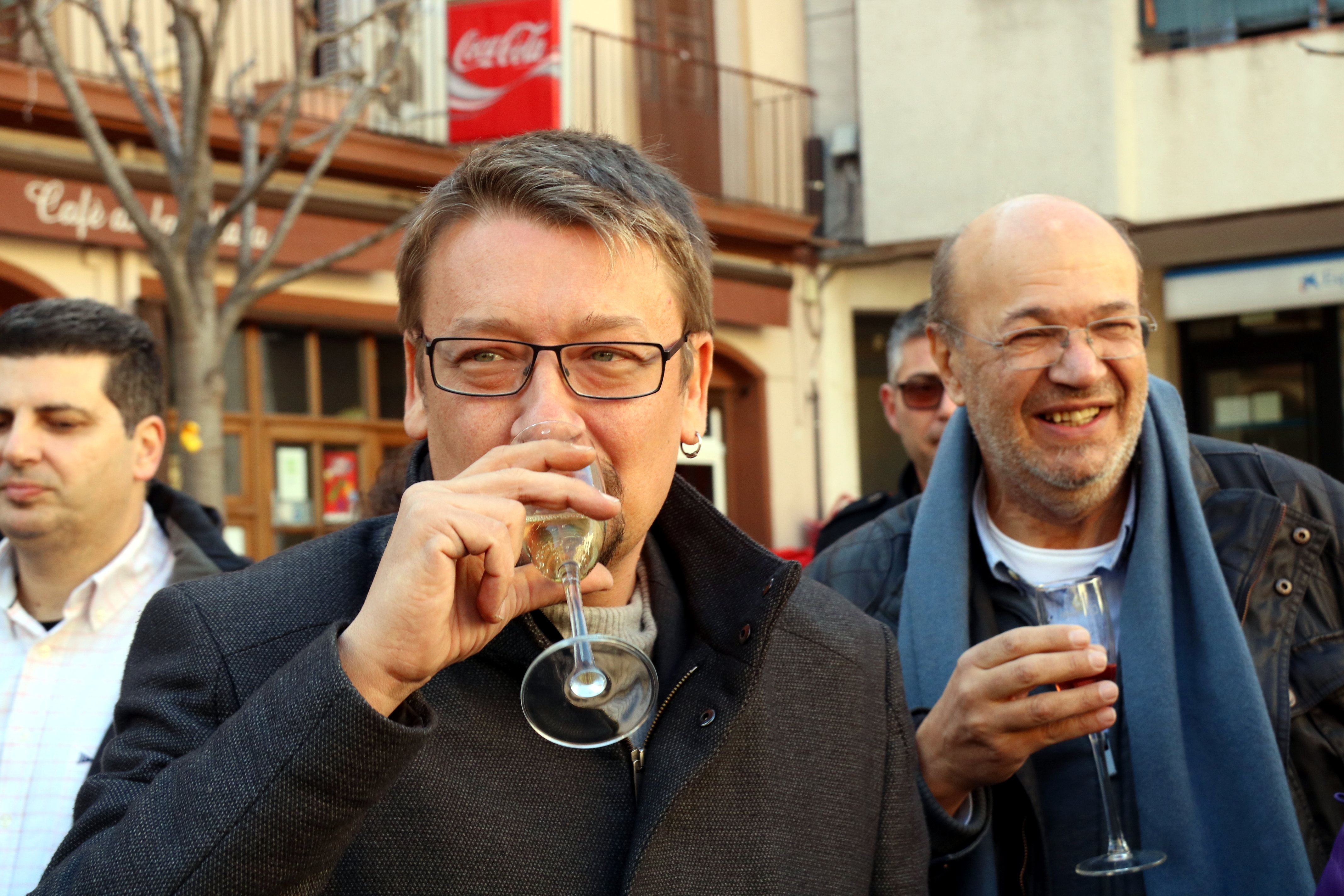 Catalonia in Common top candidate Xavier Domènech enjoying a glass of cava (by ACN)